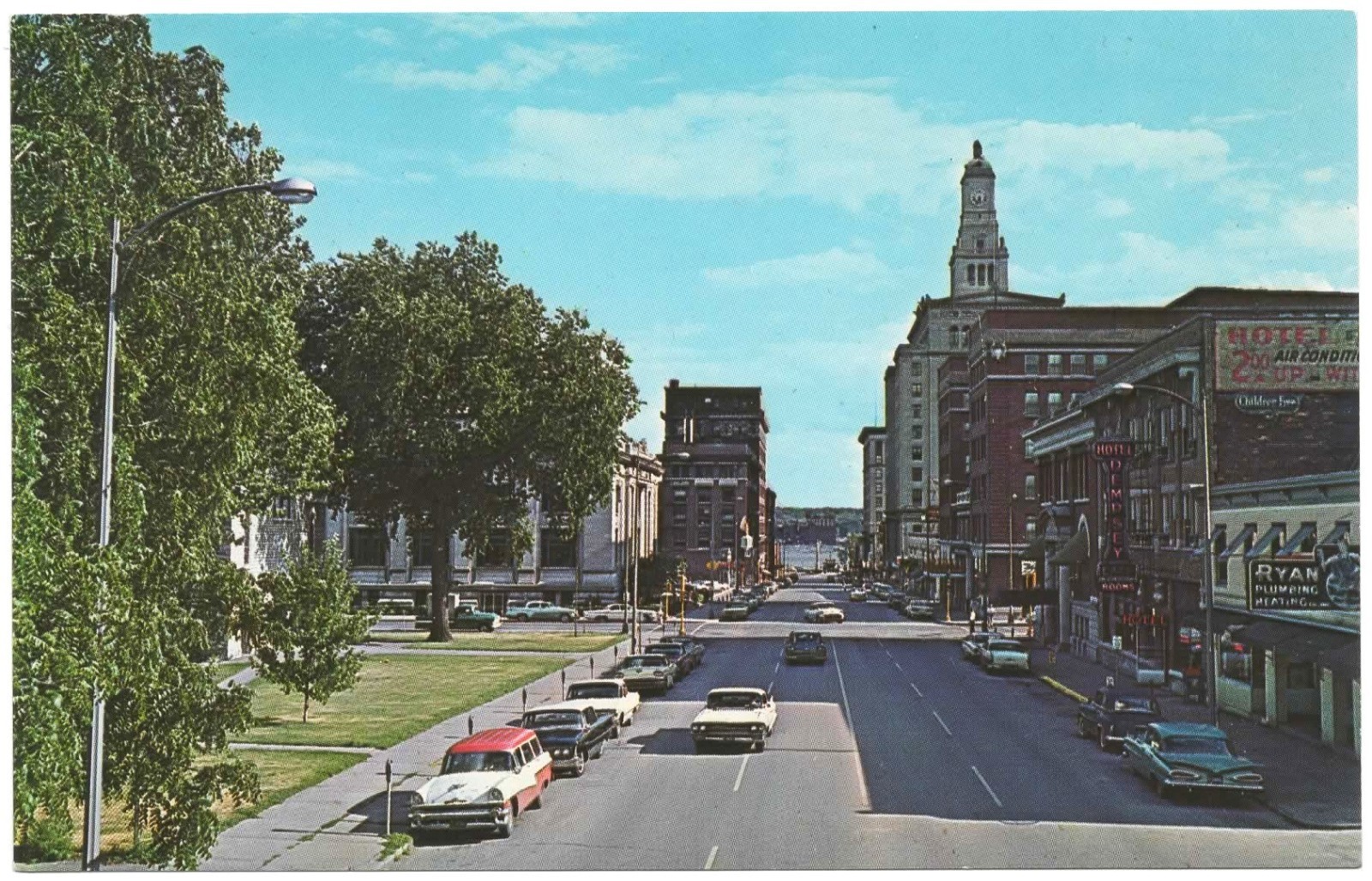1950\'s Chrome Postcard Main St. Davenport, Iowa.  Old Businesses & Old Cars