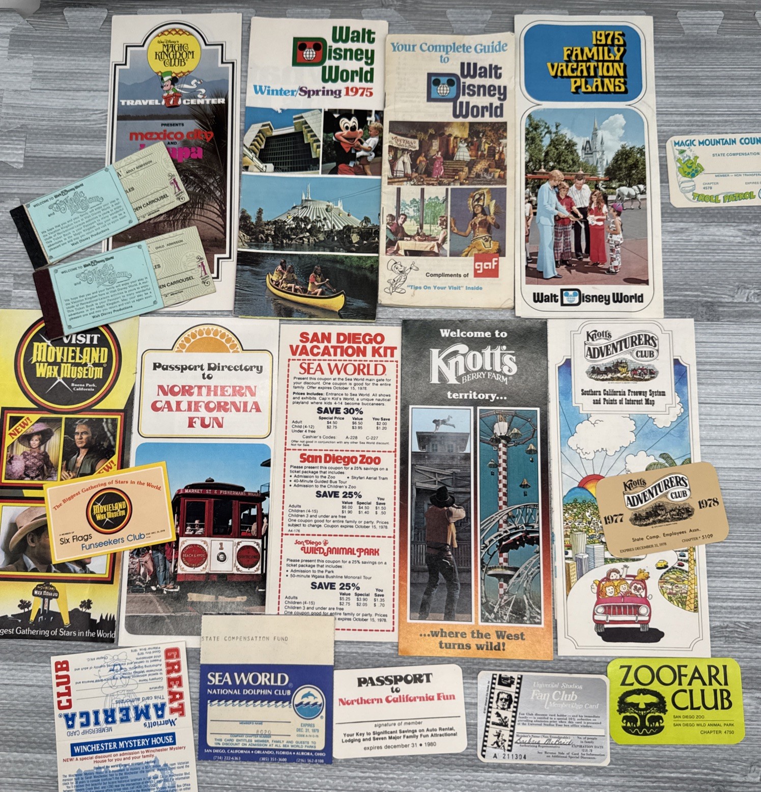 Lot Of Vintage 1970s Tourist Brochures Membership Cards Disney, Sea World ,ETC