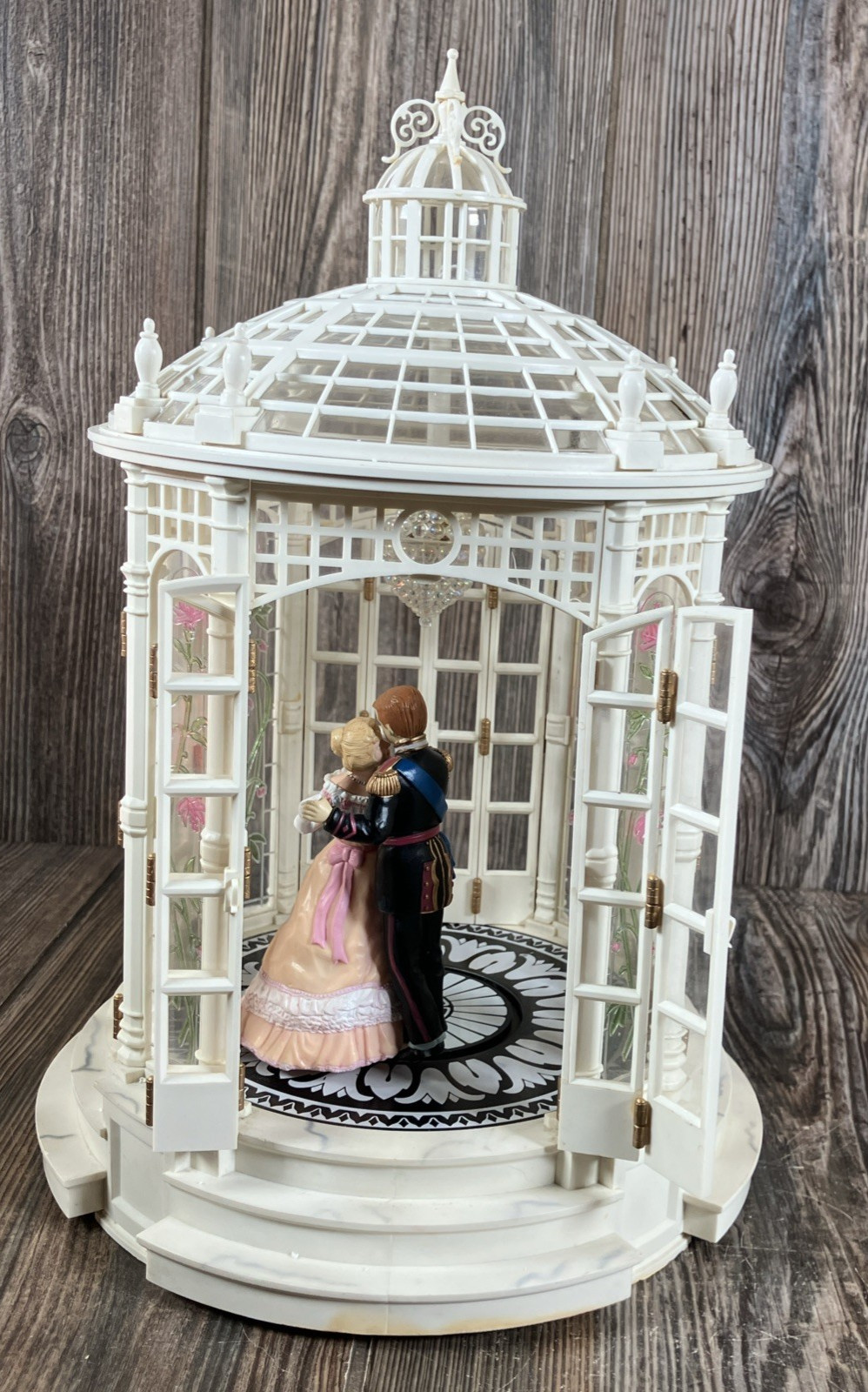 Enesco The Cotillion 1986 Gazebo Dancing Couple Music Box Vintage Rare VIDEO Enesco The Cotillion 1986 Gazebo Dancing Couple Music Box Vintage Rare VIDEO