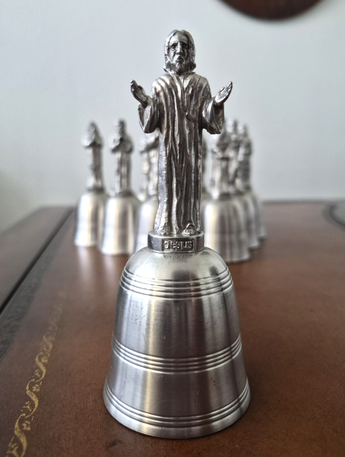 Danbury Mint Crown & Rose Pewter Jesus and 12 apostle’s Figurine Bells 4.75 “
