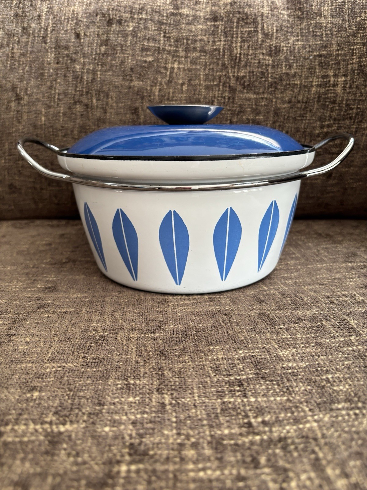 CATHRINEHOLM 7 3/4” WHITE WITH FRENCH BLUE LOTUS CASSEROLE EXCELLENT RARE COLOR