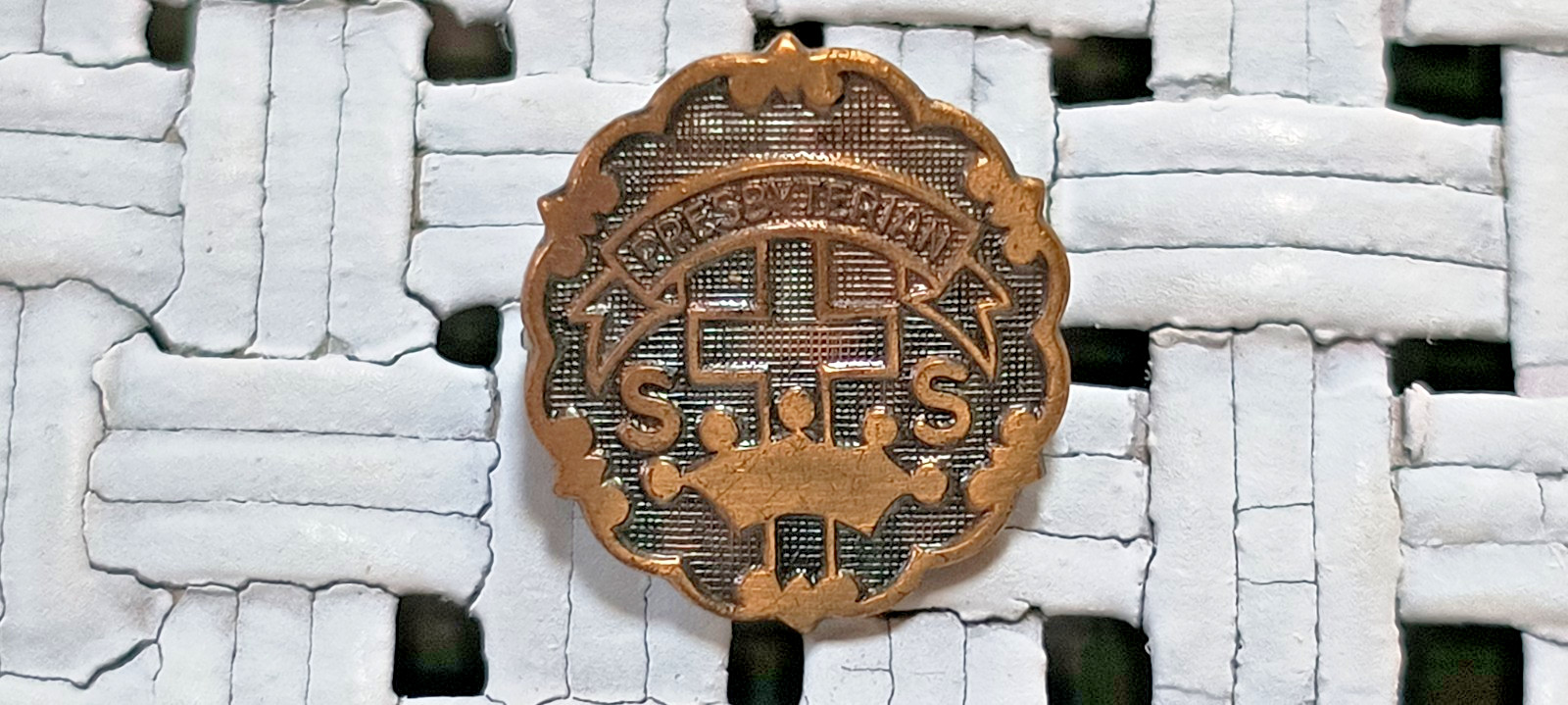 Vtg Presbyterian Sunday School Attendance Pin Badge Award Brass Tone Accessory