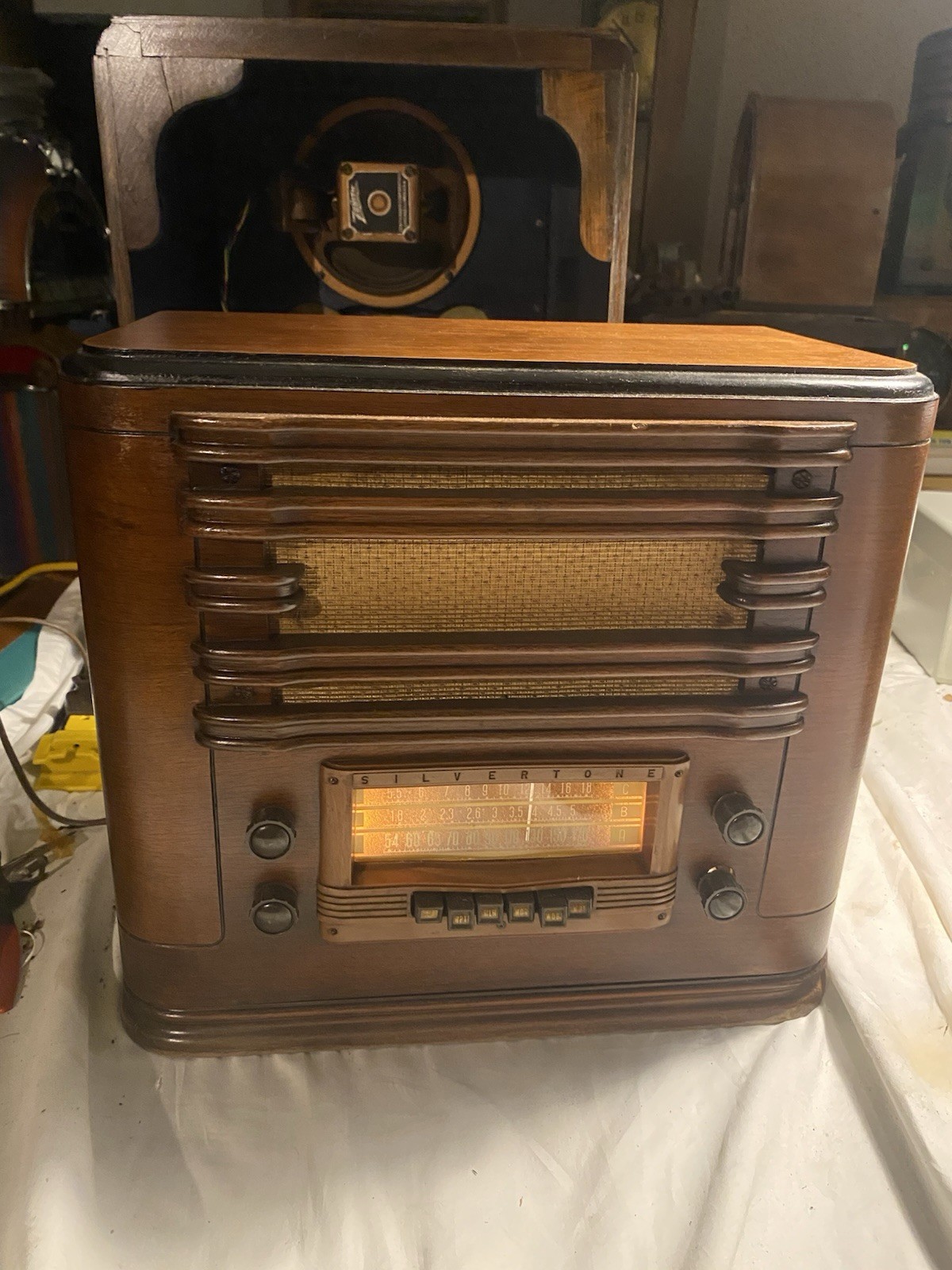 A Beautiful  1941/42 Silver tone Sears And Roebuck Radio Model # 7038-WORKS