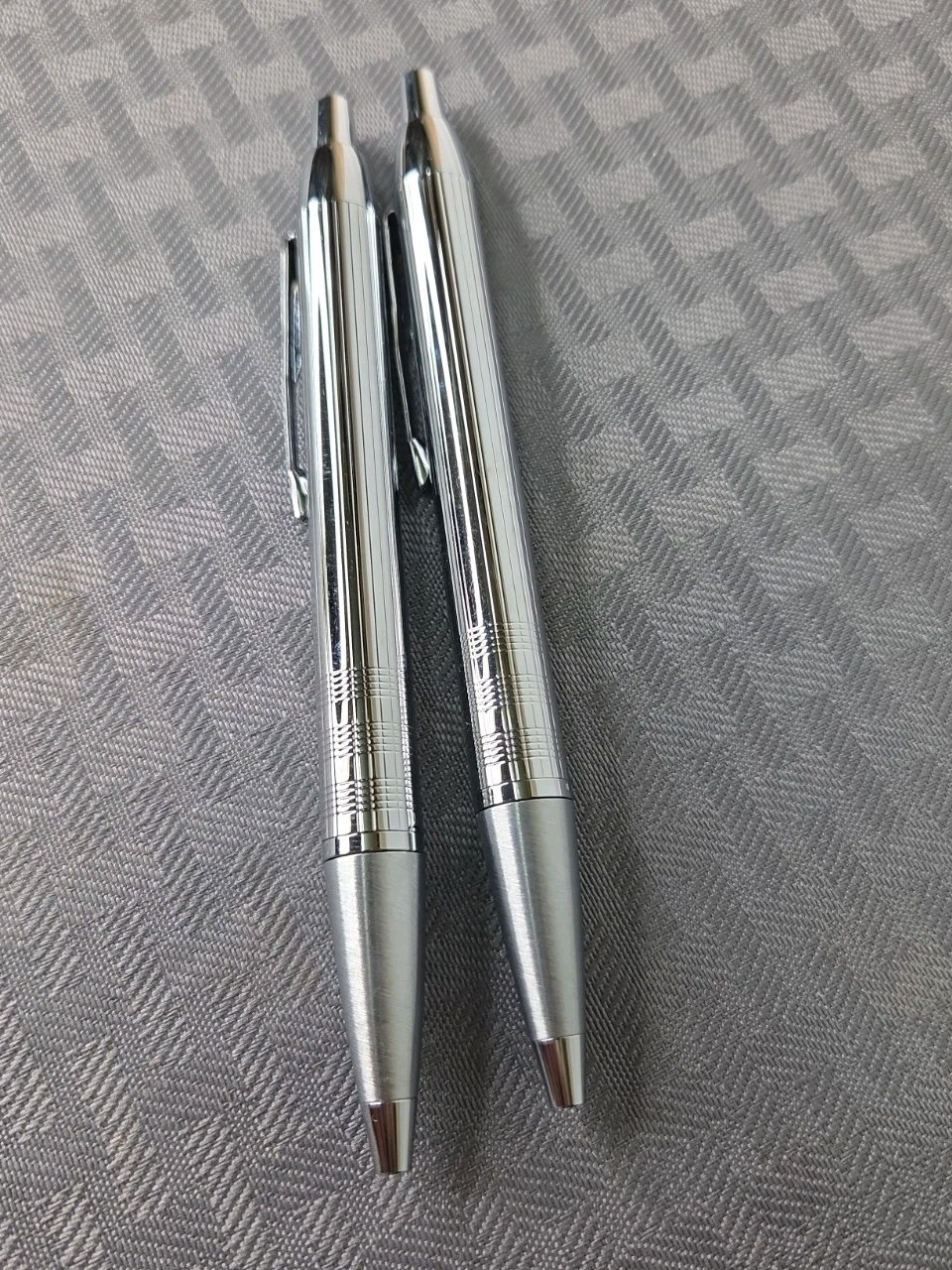PARKER PREMIUM SHINY CHROME METAL BALL POINT PENS Set Of Two Pens 