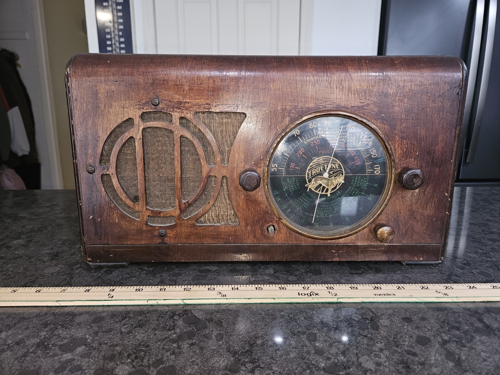 A 1937 Truetone model D-725 wooden tube radio by Warwick Manufacturing A 1937 Truetone model D-725 wooden tube radio by Warwick Manufacturing