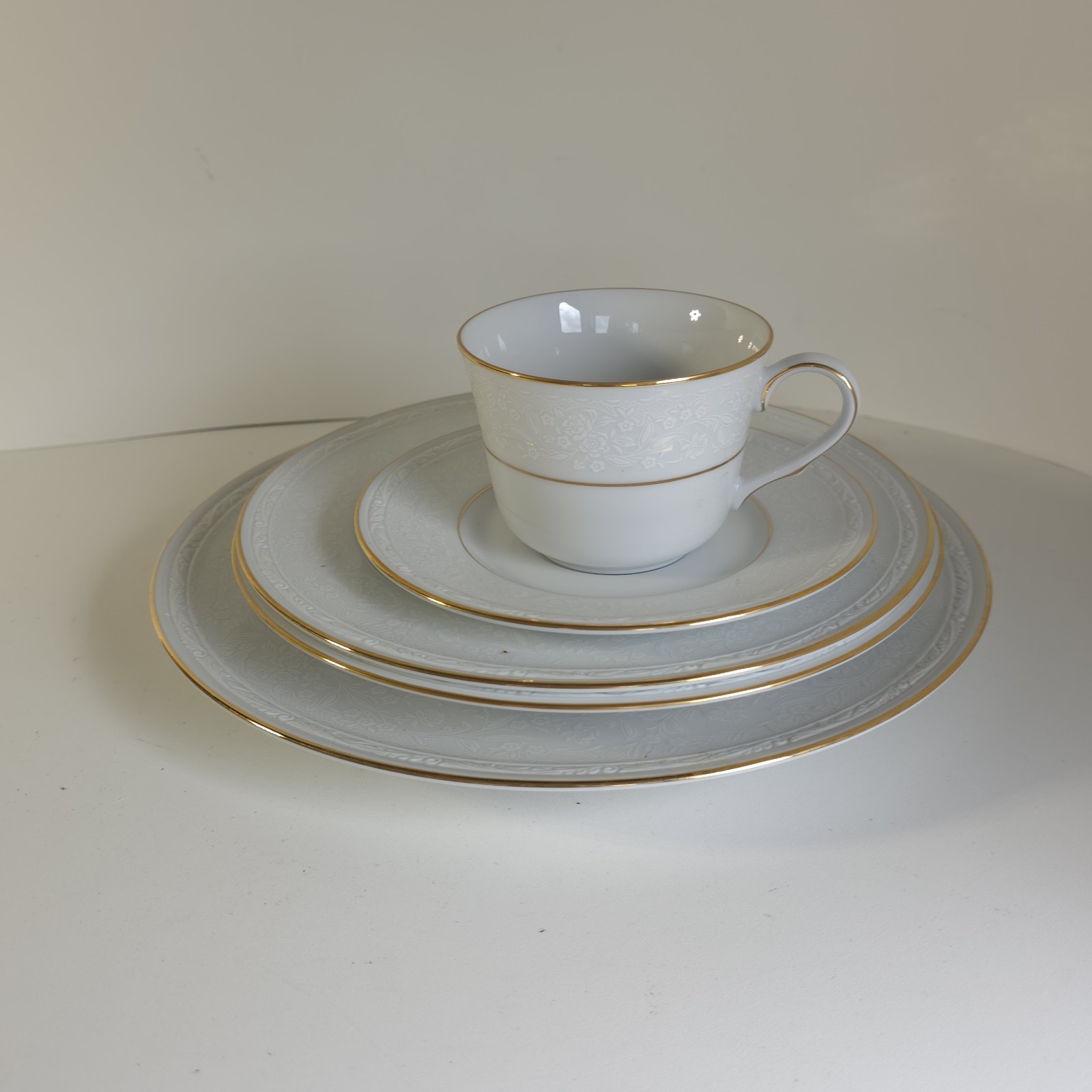 Noritake White Scapes WHITECLIFF 7123 Gold Rim 5 Piece Place Setting Fine China