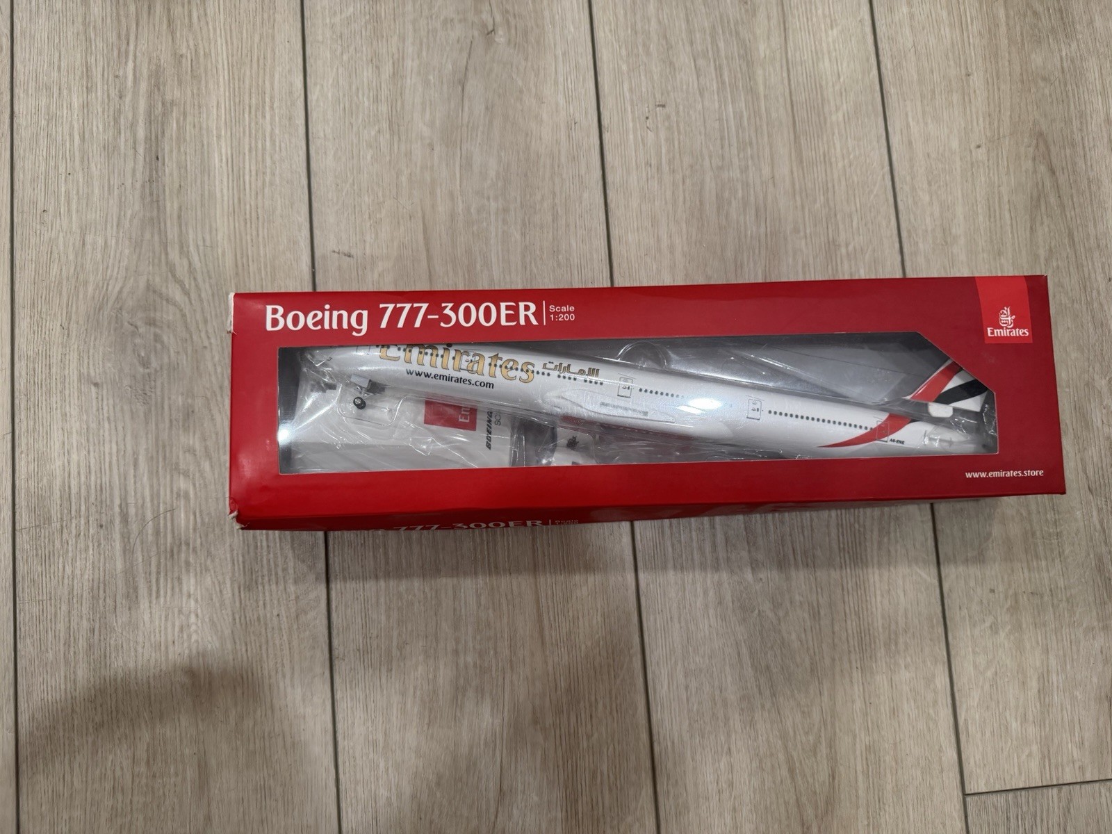 Emirates Airlines Boeing 777-300ER Model Plane 1:200 Scale Push Click