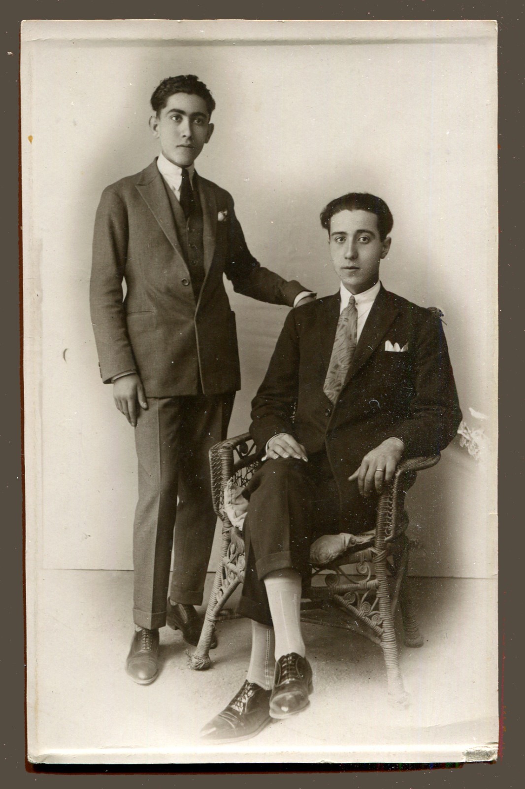 [65811] Two gentlemen, friends (Athens 1920s). Vintage photo, postcard size