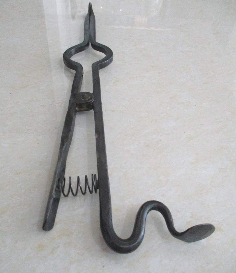 ANTIQUE TOOL TONG SPRING LOADED 20.25 INCH