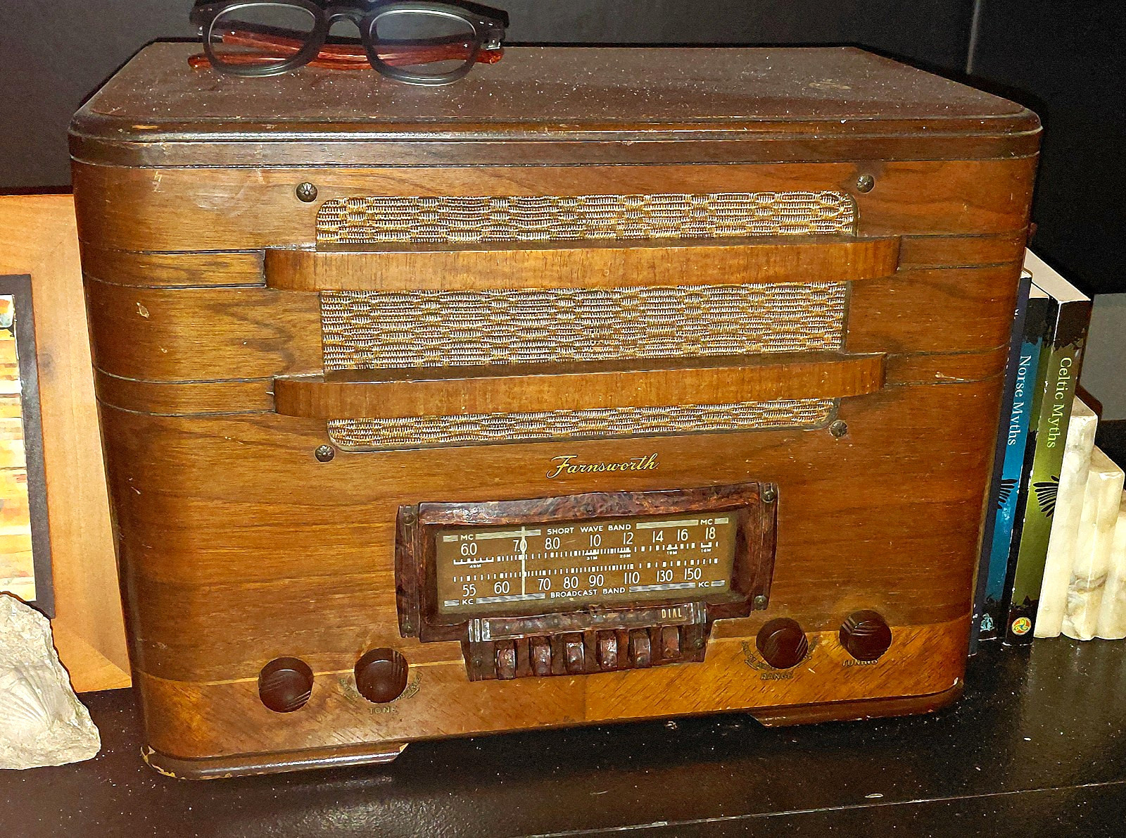 Farnsworth Vintage Wood Tabletop Tube Radio AM Dial Knobs Grille Front