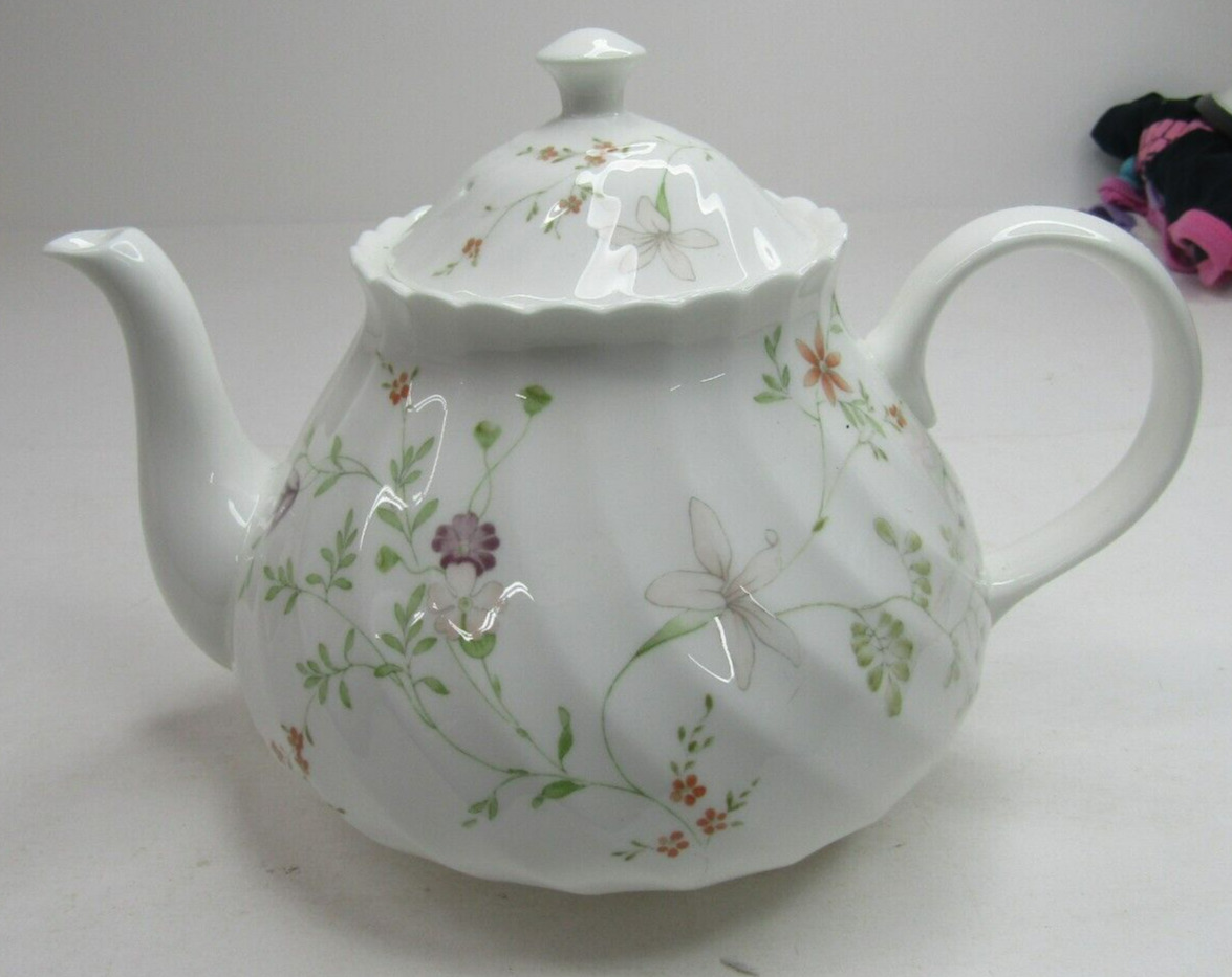 Wedgwood Campion White/Floral Swirl Scalloped Bone China 5 Cup Teapot England