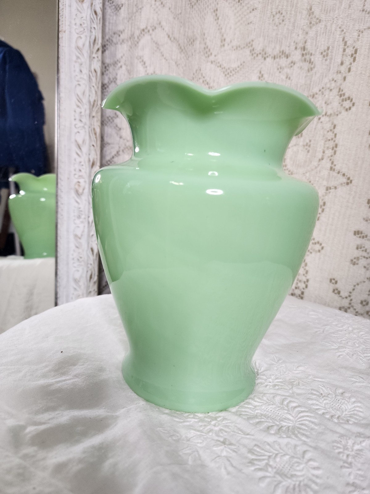 Vintage 1930\'s McKee Jadeite Uranium Green Glass Ruffled Rim Sarah Vase 8” Glows