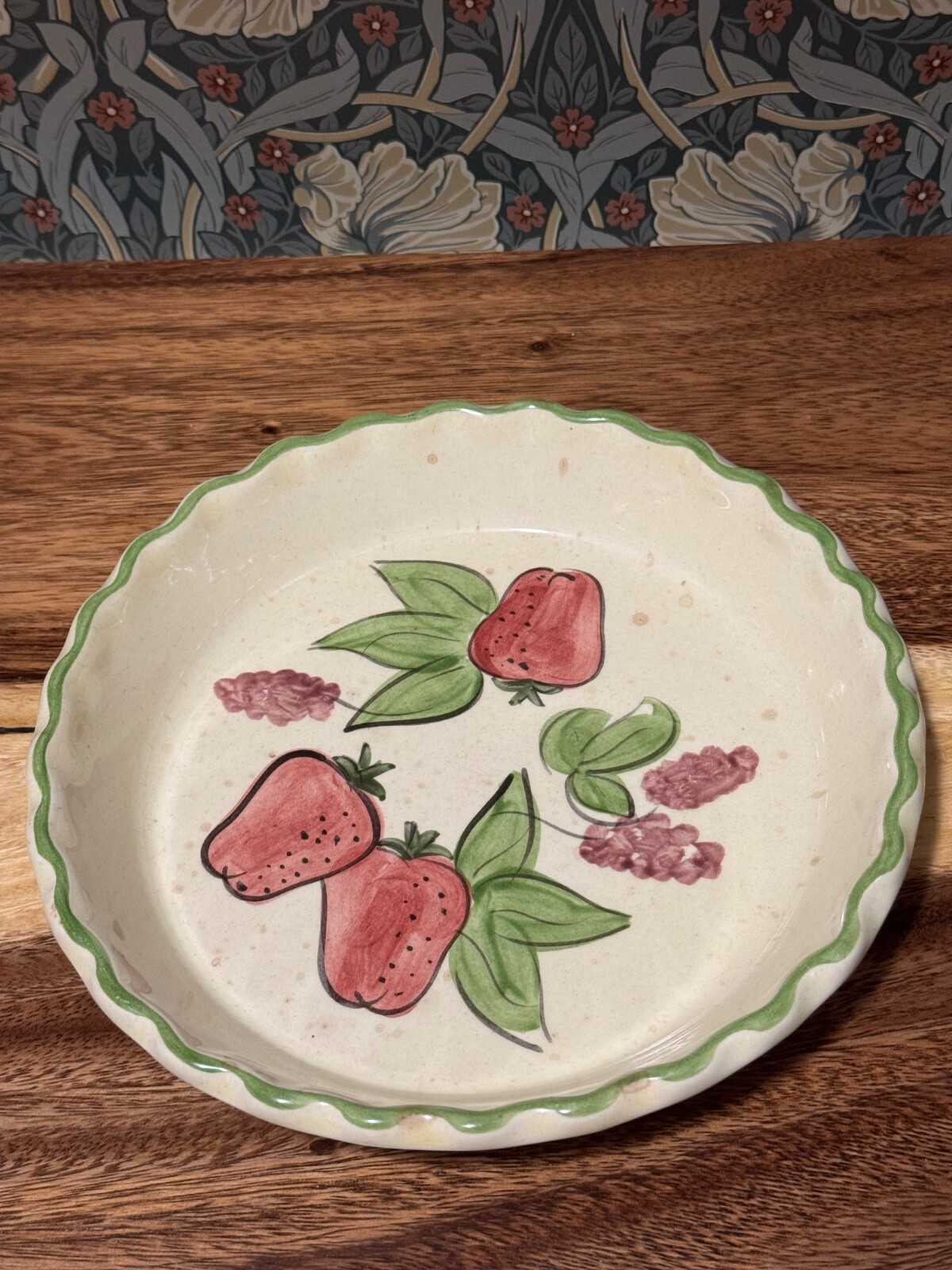 VINTAGE 1977 LOS ANGELES POTTERY ovenware strawberry pie dish