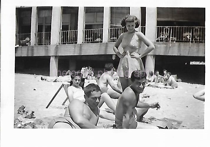 20th CENTURY Vintage SMALL FOUND PHOTOGRAPH Black And White ORIGINAL 411 40 D