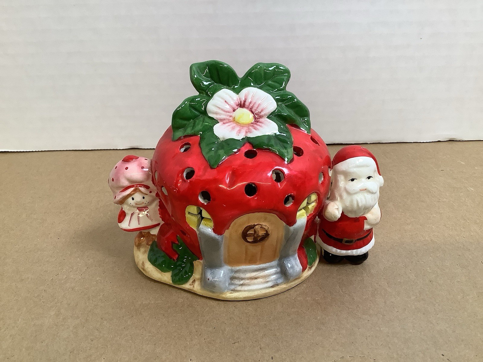 Vintage 1980 Strawberry Shortcake Santa Visits Ceramic House American Greetings