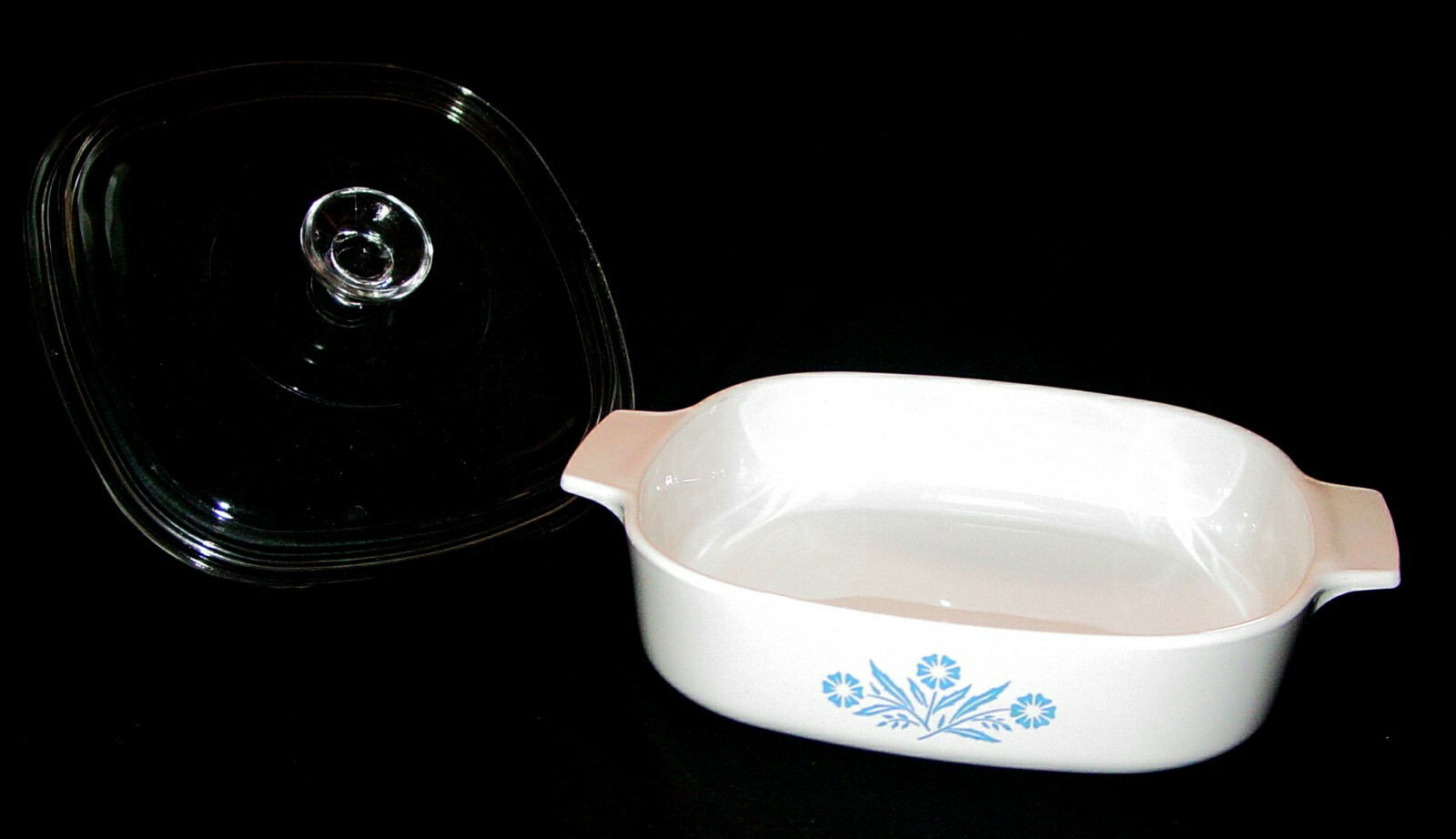 VINTAGE CORNING WARE BLUE CORN FLOWER CASSEROLE DISH WITH LID- A-8-B