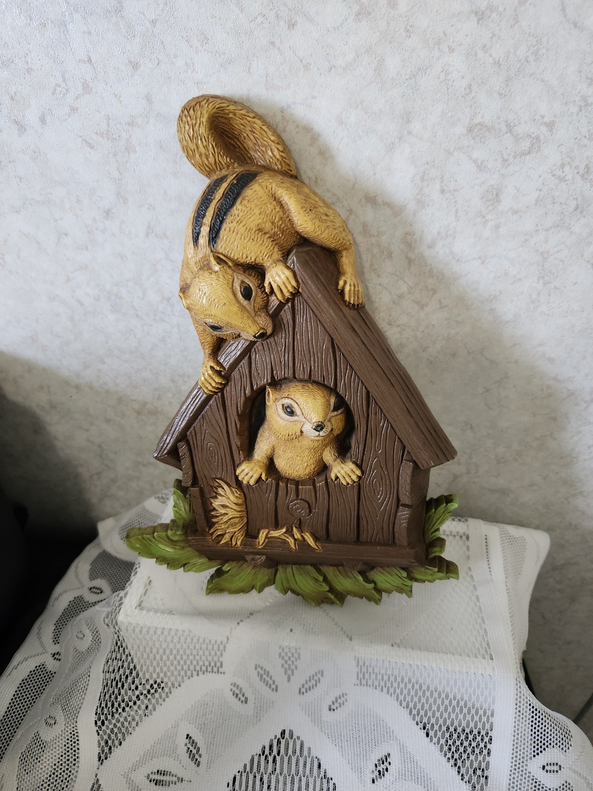 Vintage Squirrel Chipmunks in Birdhouse Wall Plaque Art HOMCO USA 1978 #7493