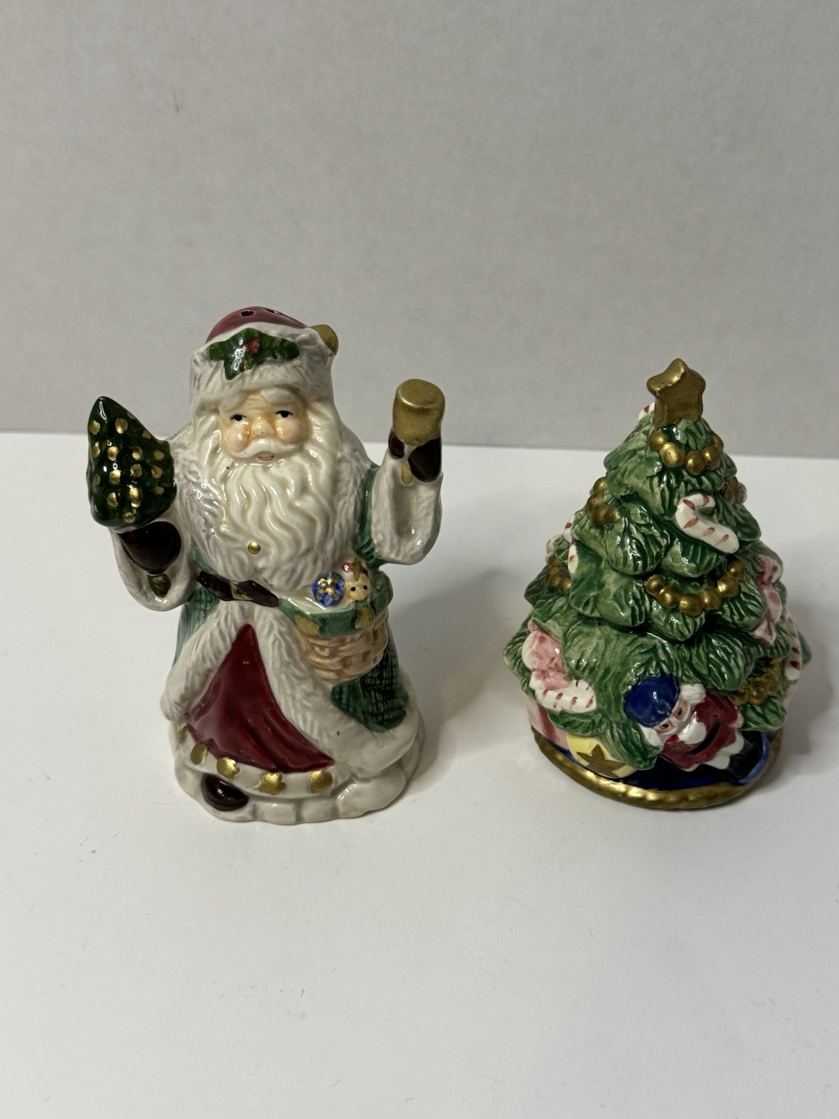 Vintage Omnibus  Santa Clause And Christmas Tree Shakers 1992