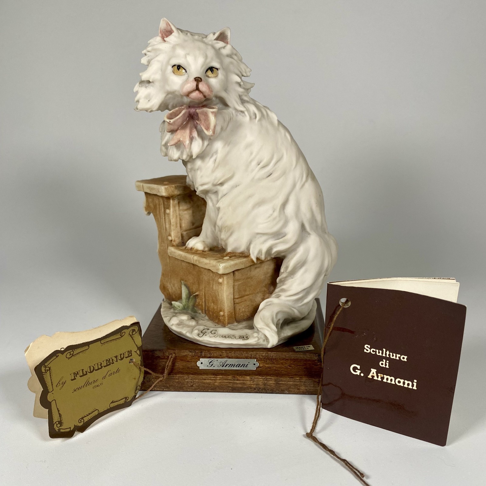 Giuseppe Armani Florence Persian Cat Figurine Pink Bow Italy 1983 COA Booklet
