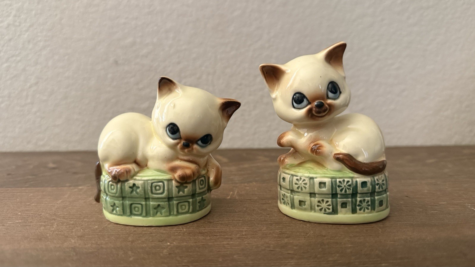 Vintage Kitschy Japan Salt & Pepper Shaker Set Big Eyed Siamese Cats Brown