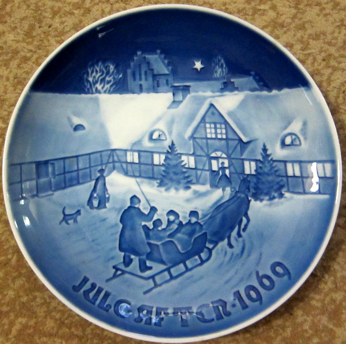 Bing & Grondahl 1969 7 inch Arrival of Christmas Guests collectible plate 