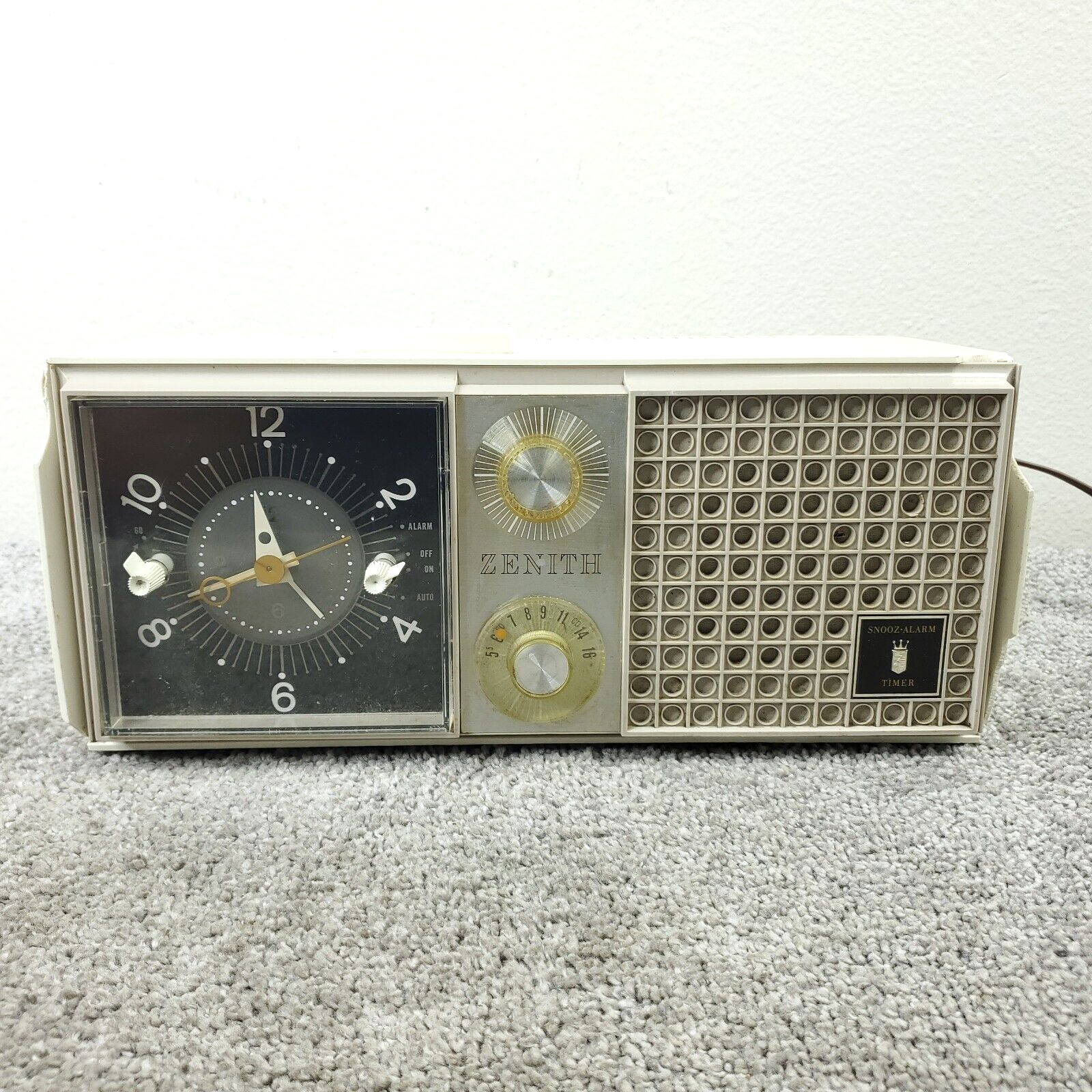 Vintage Zenith L519 Tube Radio Clock Telechron AM 1950's MCM White WORKS