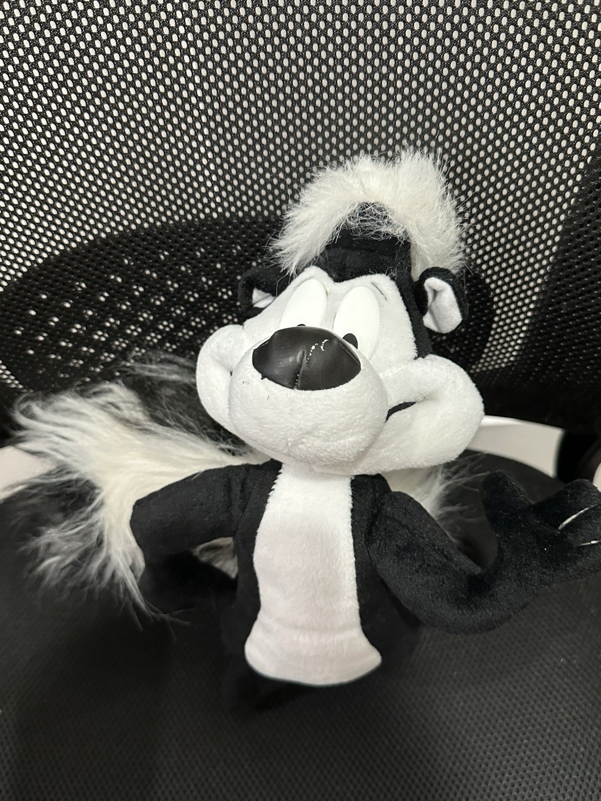 SIX FLAGS Looney Tunes PEPE LE PEW 14\
