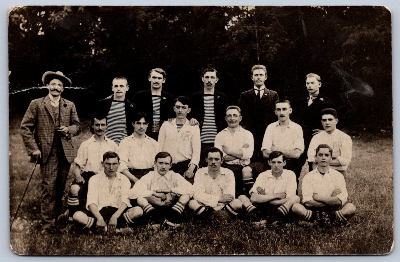 K62/ Hungary Foreign Postcard c1910 Budapest Soccer Futbol Team 215