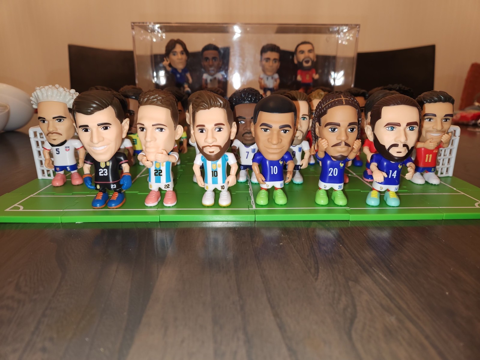 Zuru Fifa Soccer Ballers Set Of 33 Plus 7 RARE And 2 Store Soccer Toppers.