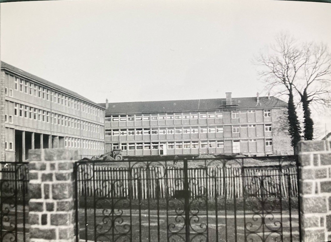 Photo Combourg, Ille-et-Vilaine (35), Brittany, School, Girl, Construction.