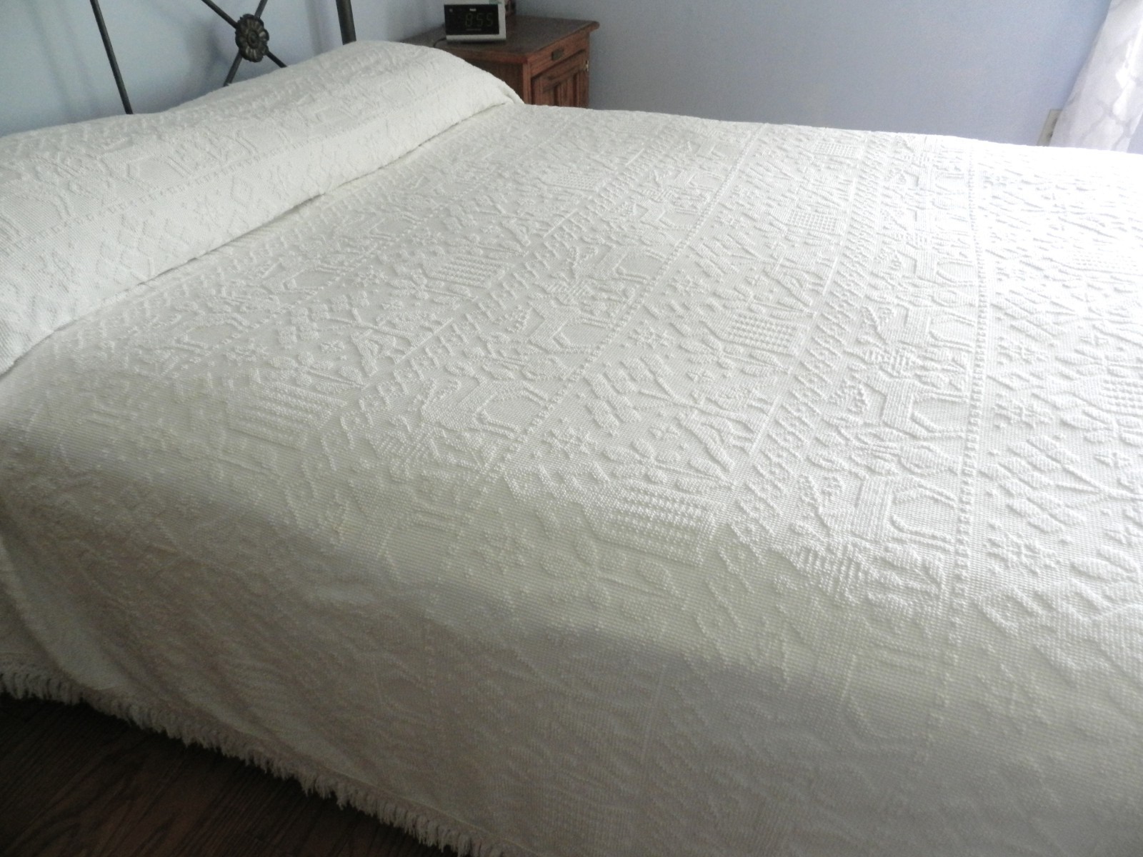 Vtg White Queen Hobnail Chenille Bedspread, excellent