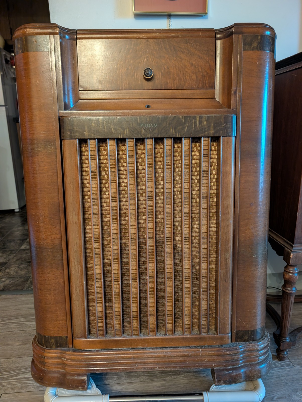 The Philco 41-629 floor radio/phonograph combination 1941 The Philco 41-629 floor radio/phonograph combination 1941