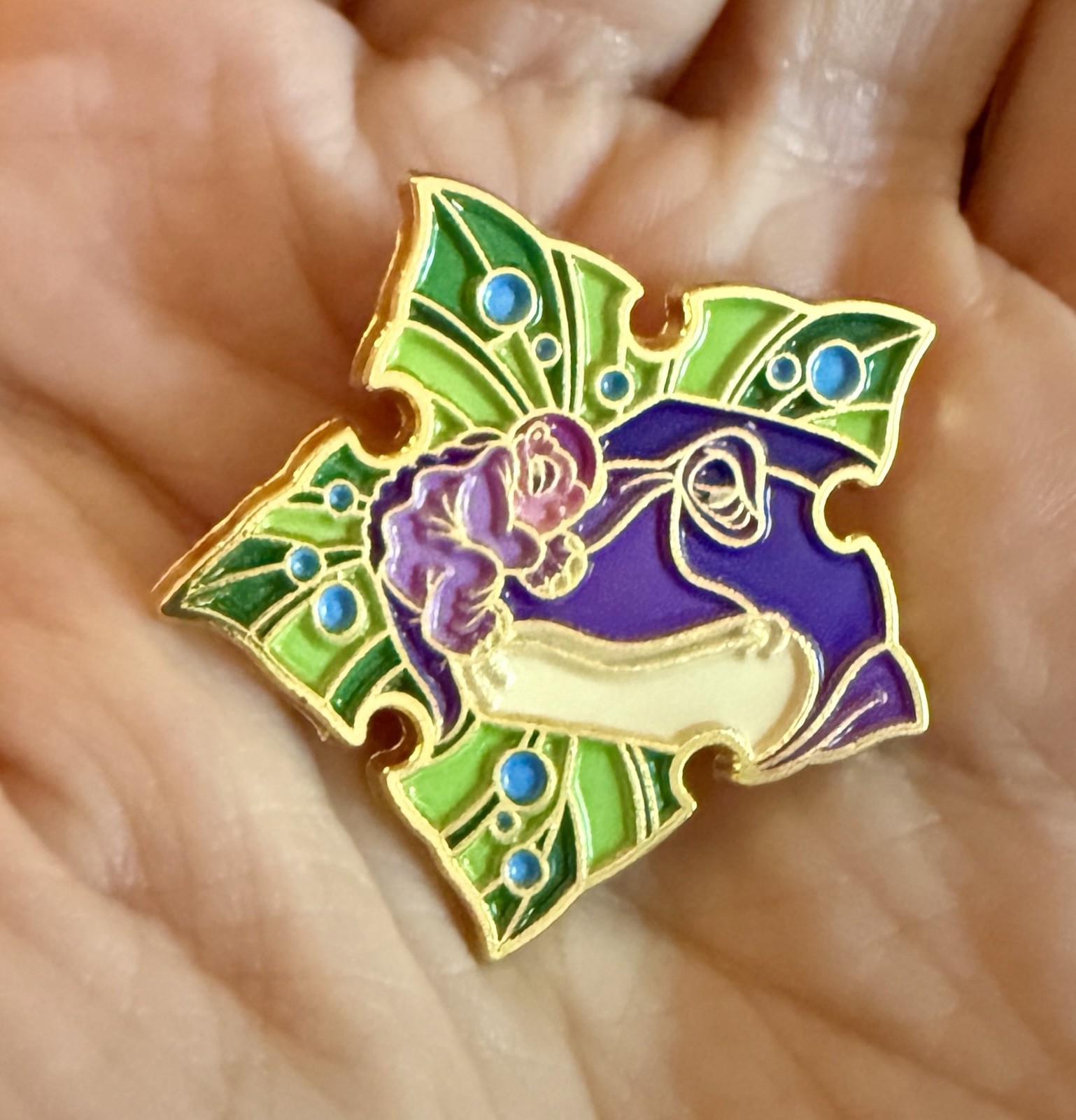 New THE LAND BEFORE TIME enamel pin LITTLEFOOT & Mother W/ tree Star dinosaurs New THE LAND BEFORE TIME enamel pin LITTLEFOOT & Mother W/ tree Star dinosaurs