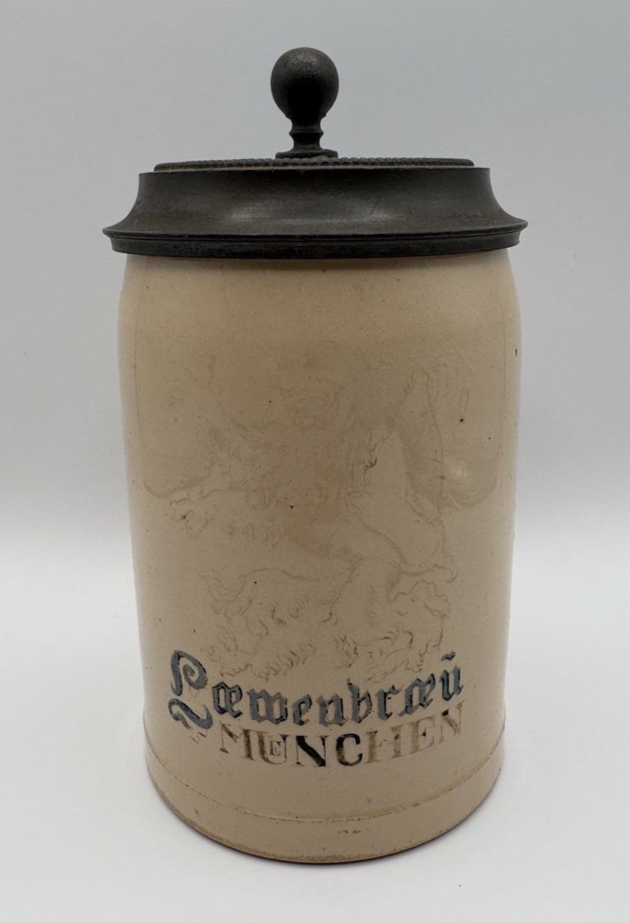 Vintage Stoneware Lowenbrau Munich Munchen 0.5L Beer Stein w/ Lid Vintage Stoneware Lowenbrau Munich Munchen 0.5L Beer Stein w/ Lid