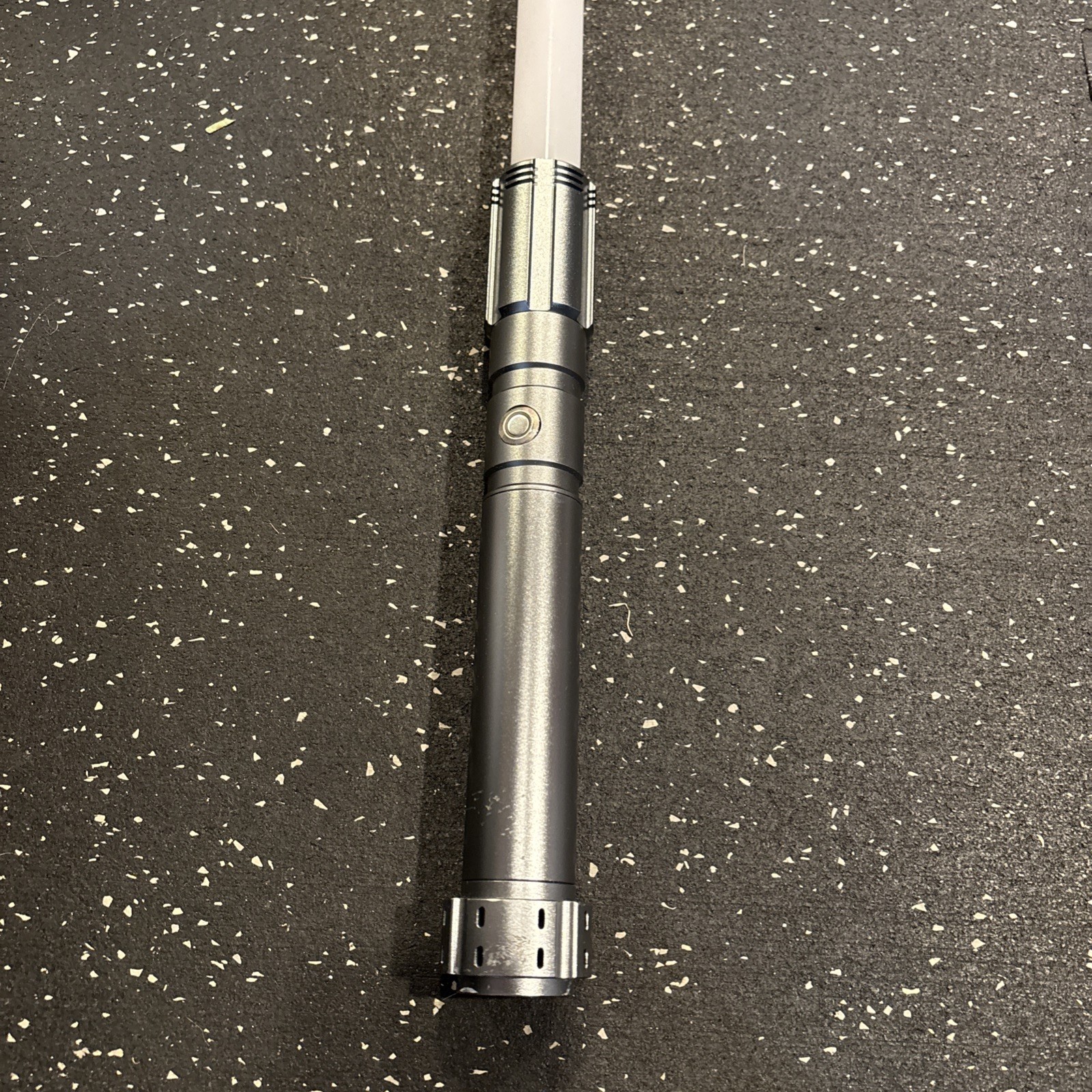 Silver Riq S-RGB Lightsaber 32” Blade Bluetooth – For Parts / Repair Silver Riq S-RGB Lightsaber 32” Blade Bluetooth – For Parts / Repair