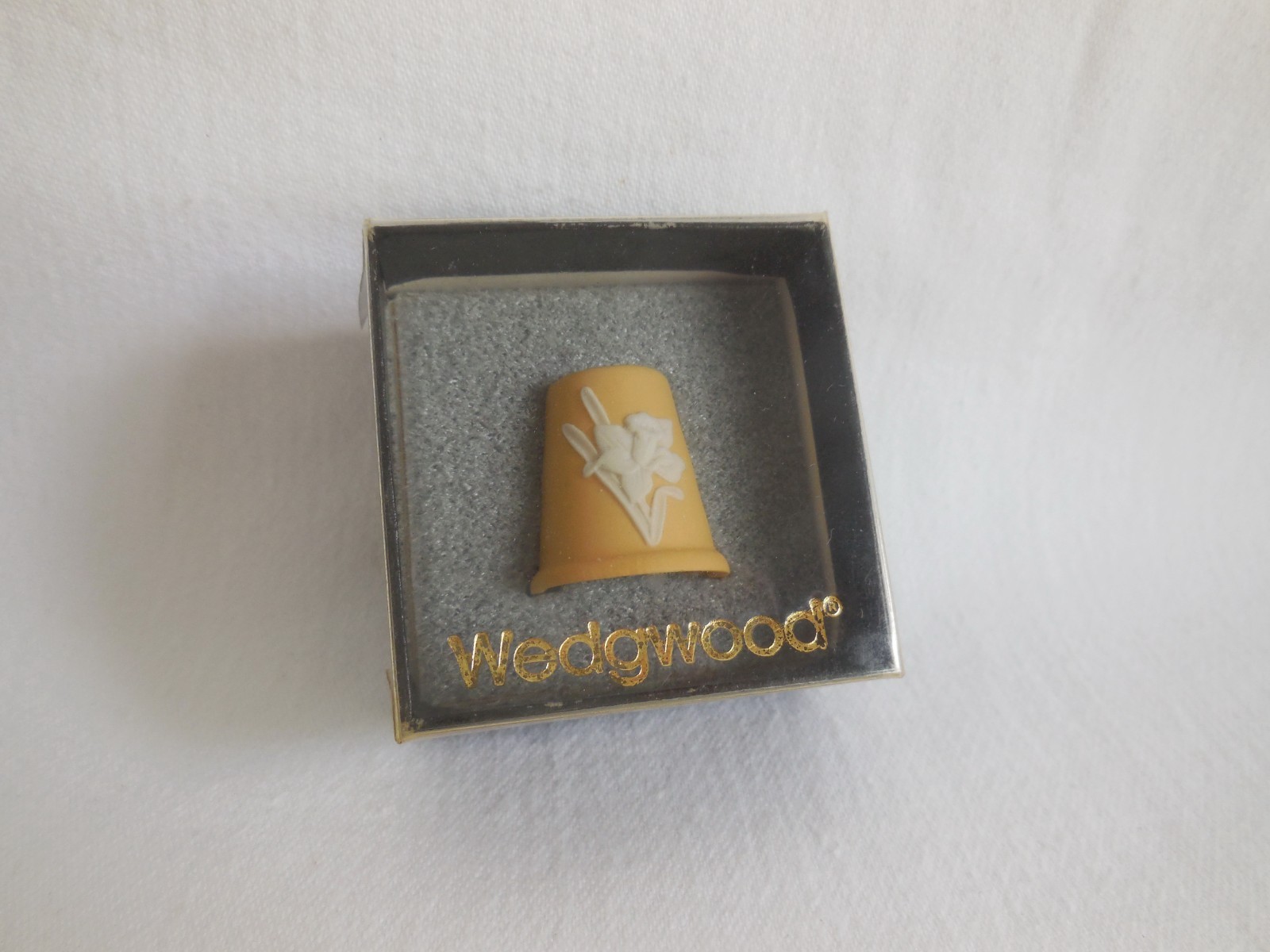 Boxed Wedgwood Cane Yellow Jasperware Daffodil Flower Thimble