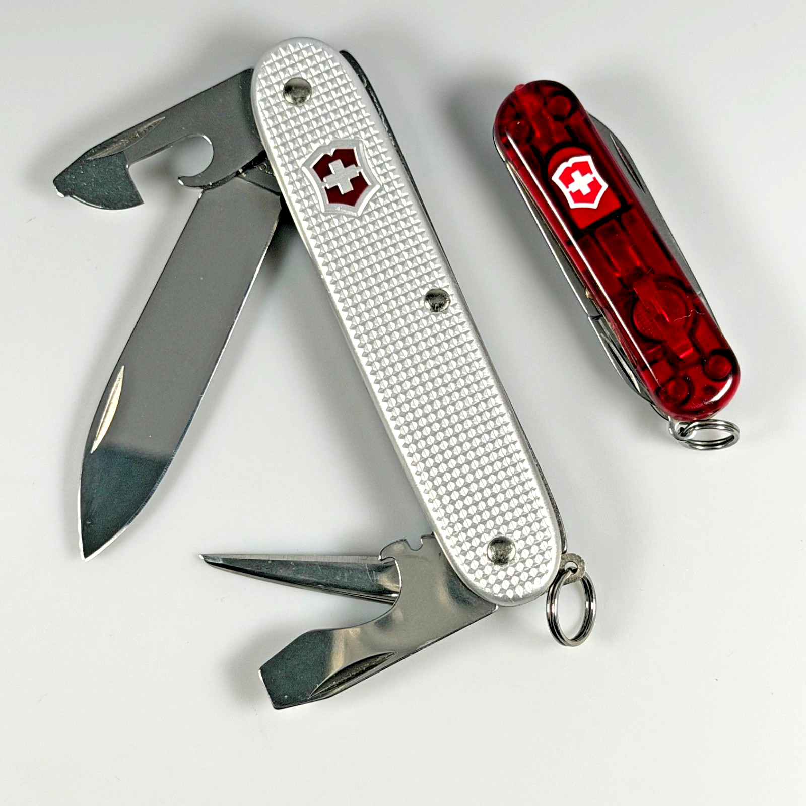 Victorinox Pioneer Silver Alox & Signature Lite Red LED Swiss Army Knife Set