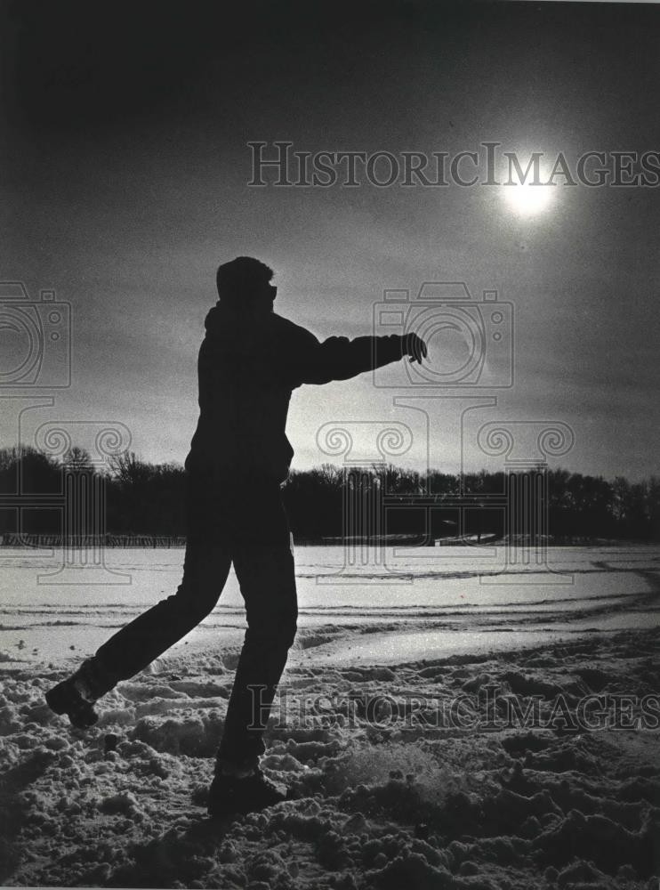1990 Press Photo Andy Lemann during a game of disc golf at Brown Deer Park