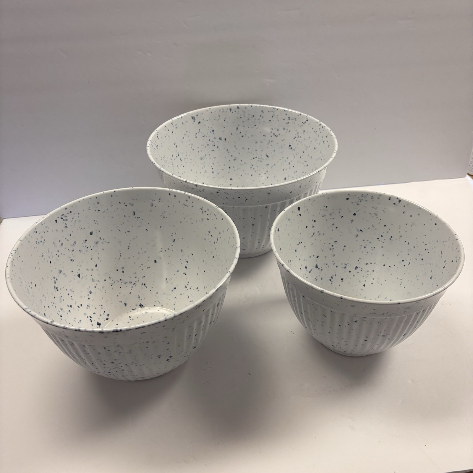 Il Mulino New York Melamine Nesting Mixing Bowl Set White w/ Blue Speck Lot of 3 Il Mulino New York Melamine Nesting Mixing Bowl Set White w/ Blue Speck Lot of 3