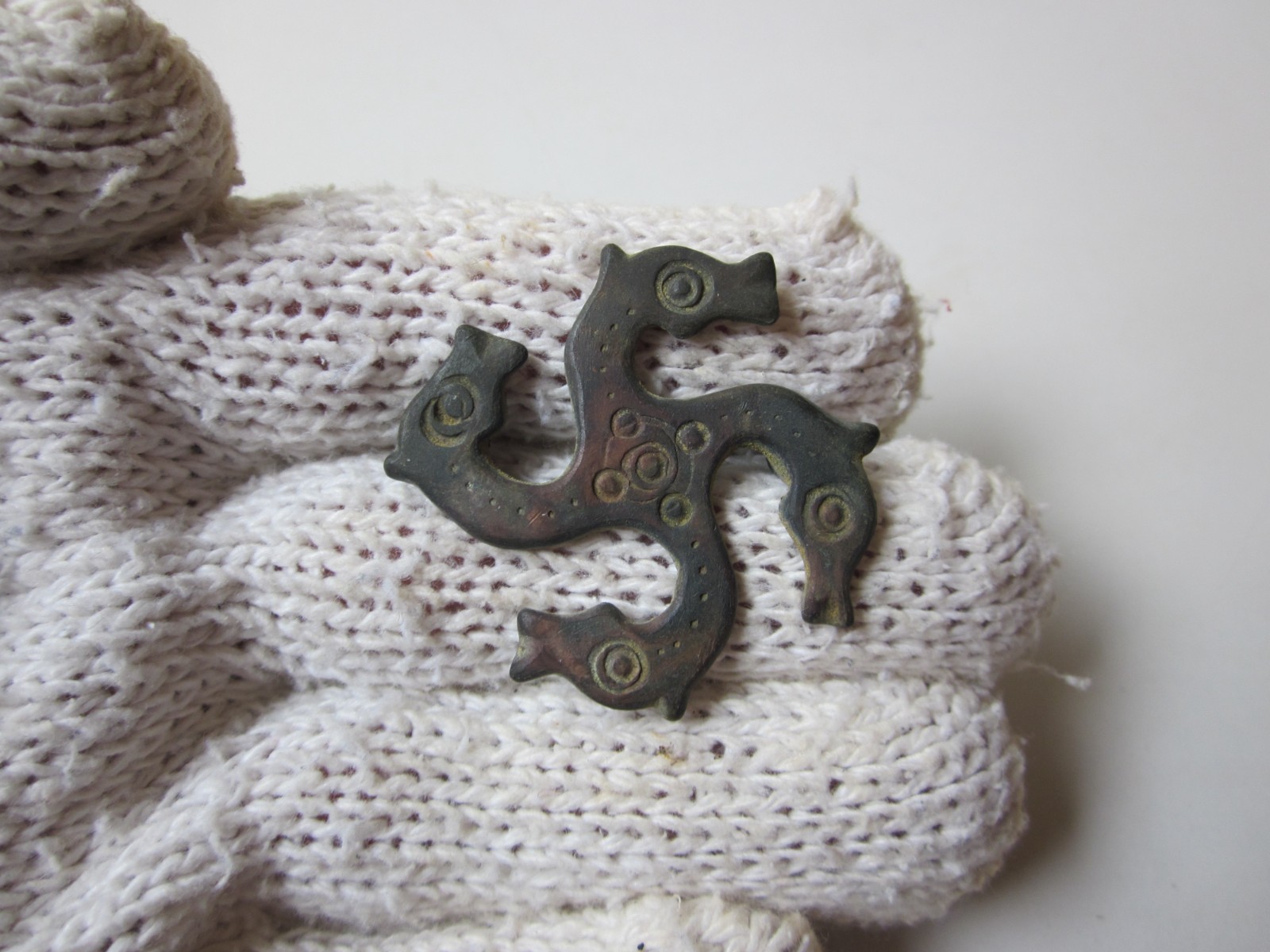 perfect ancient Roman lead fibula / brooch horse heads with inscription X / leg.