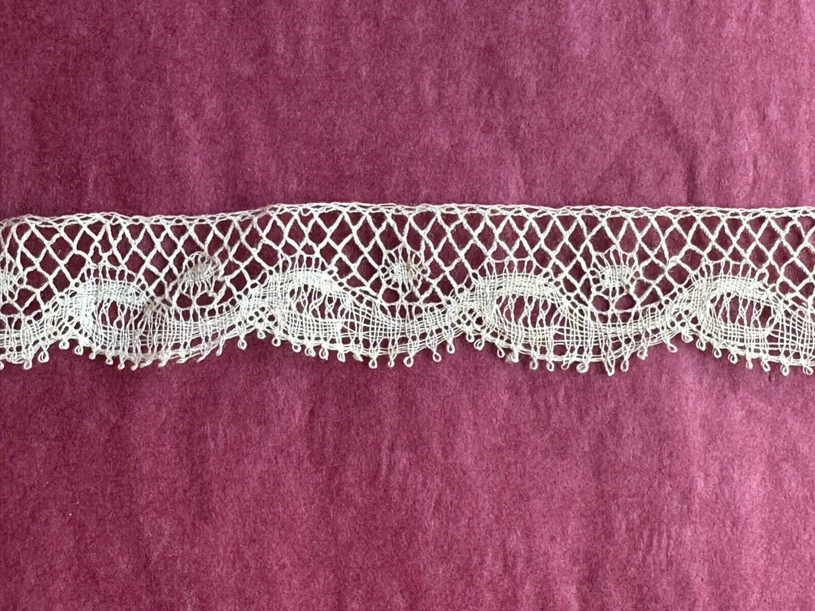 Beautiful Antique French Valenciennes Lace Edging 278cm by 1.5cm Wave design