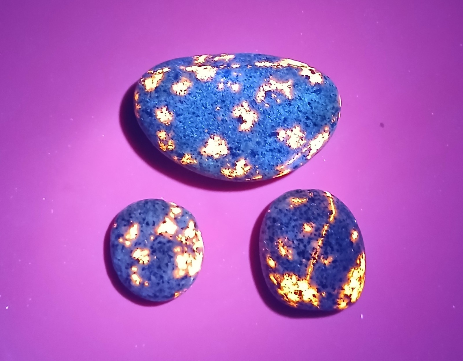 Yooperlite (Fluorescent Sodalite) -  0.8 ounce Total.  Set Of 3 Bright Stones 