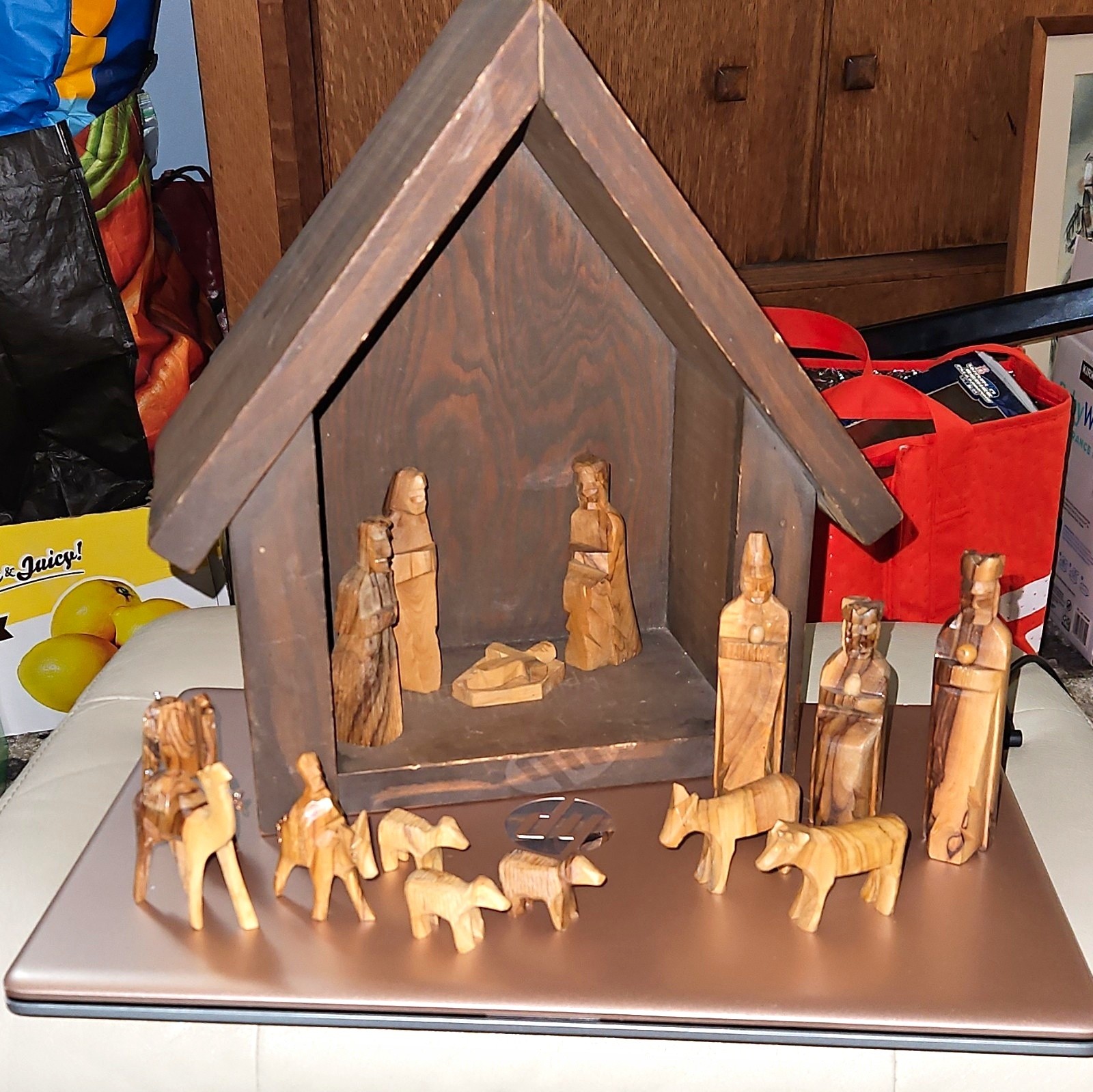 Vtg Hand Carved Olive Wood Nativity Set with Stable Holy Land Bethlehem 17 Pcs