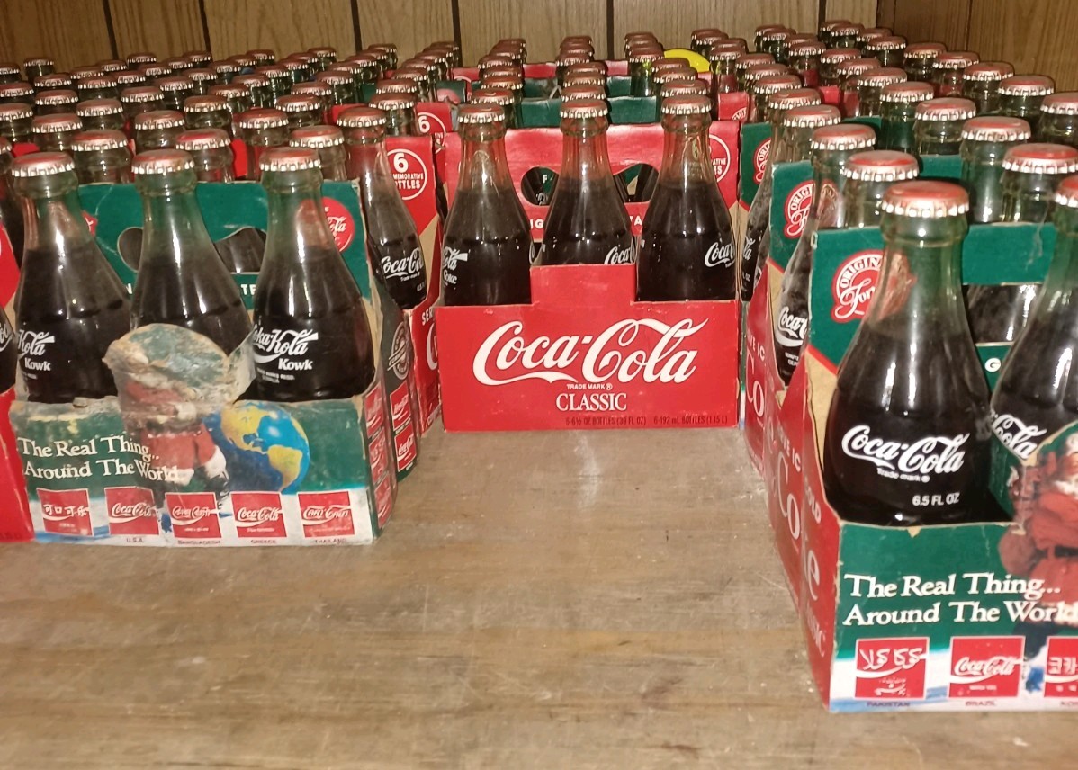 Coca-Cola Holiday Commemorative Around The World Collection 1990 6 packs