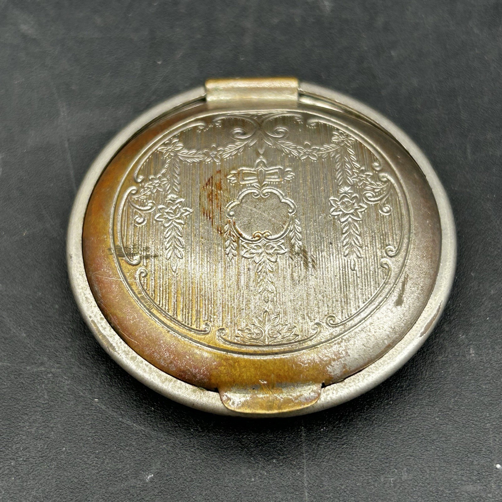 Antique 1920's Art Deco De Meridor Lazell Powder Rouge Silver Engraved Compact Antique 1920's Art Deco De Meridor Lazell Powder Rouge Silver Engraved Compact