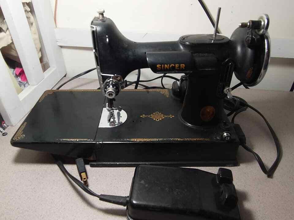 VTG Featherweight Singer Portable Sewing Machine 1948