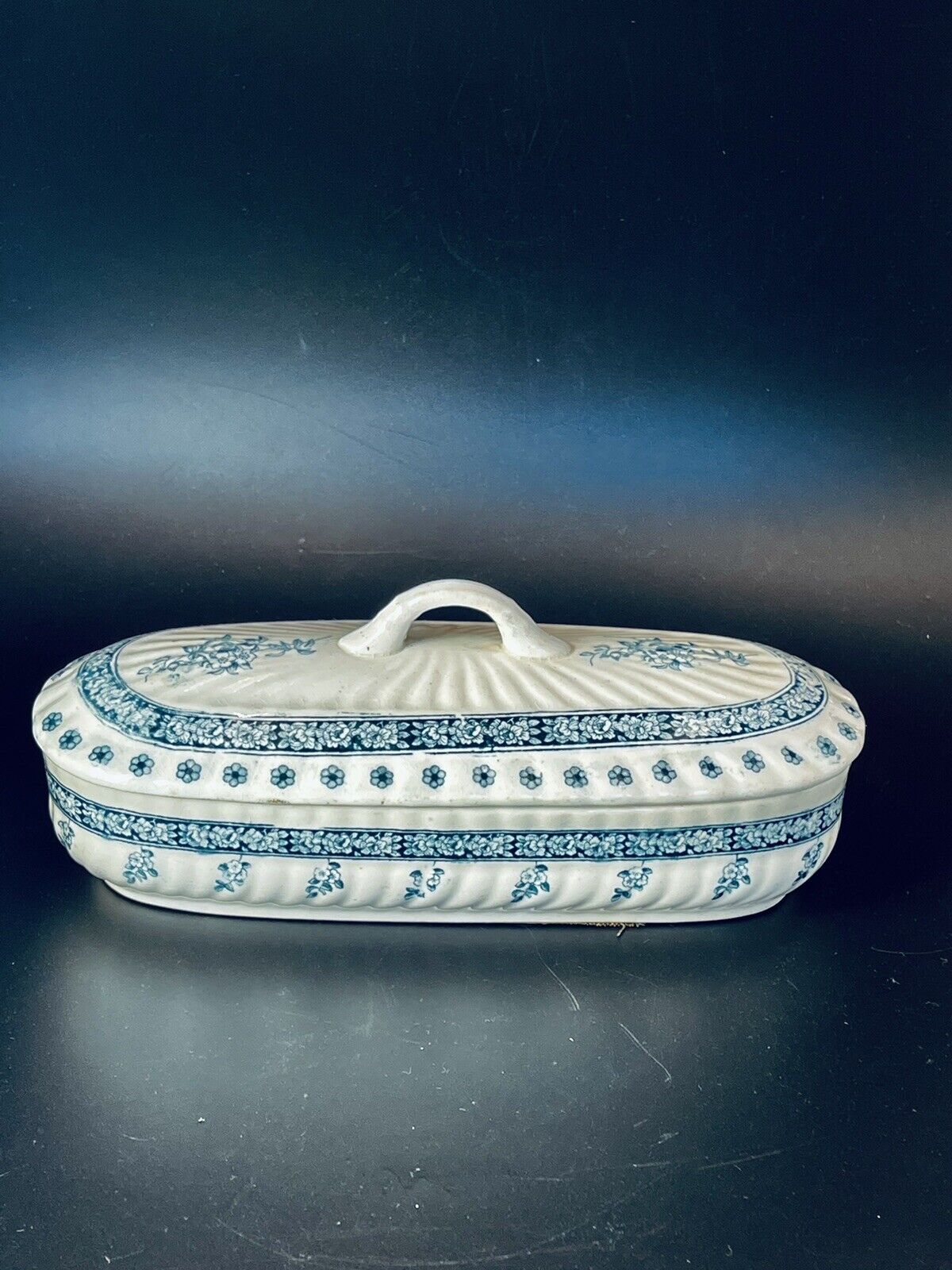 Antique Davenport razor / toothbrush dish with lid, blue & white Flower