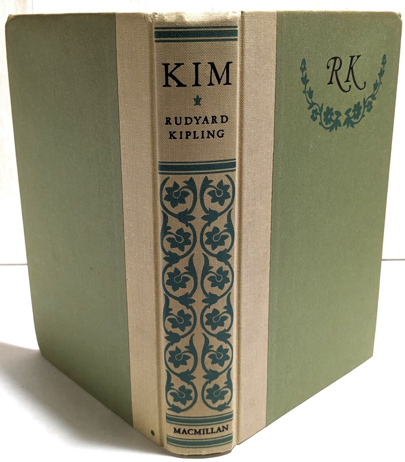 Kim by Rudyard Kipling : Macmillan Vintage Canadian Edition