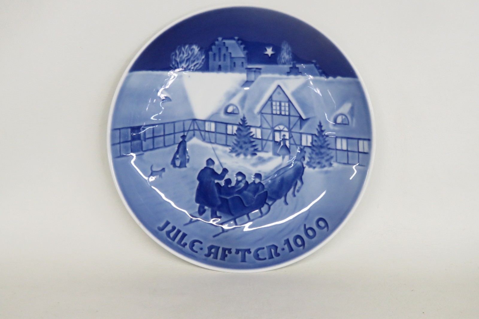 Bing and Grondahl 1969 Arrival Christmas Guests Porcelain Collector Plate 5167B