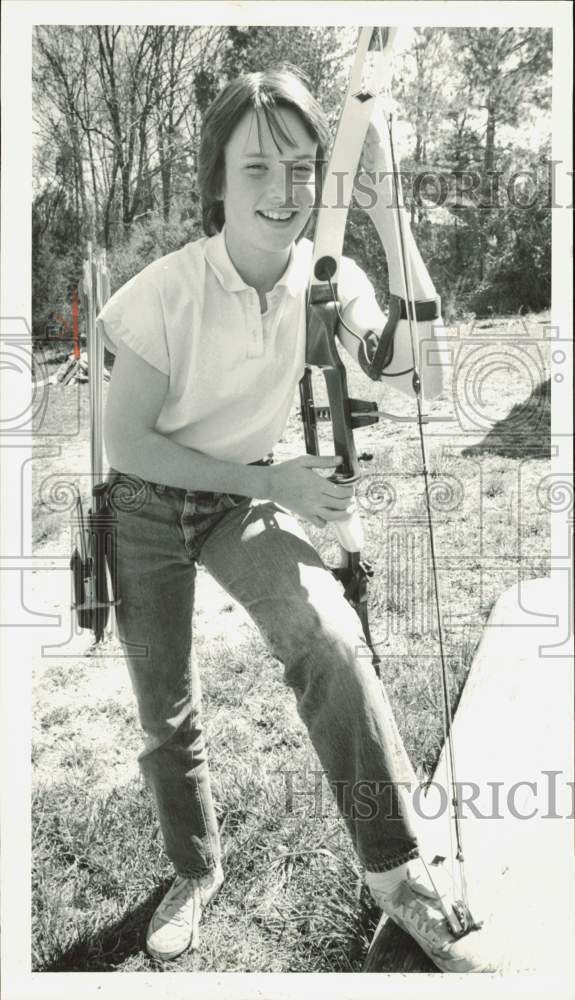 1986 Press Photo Archer Deborah Smith poses with her bow - lrb15628